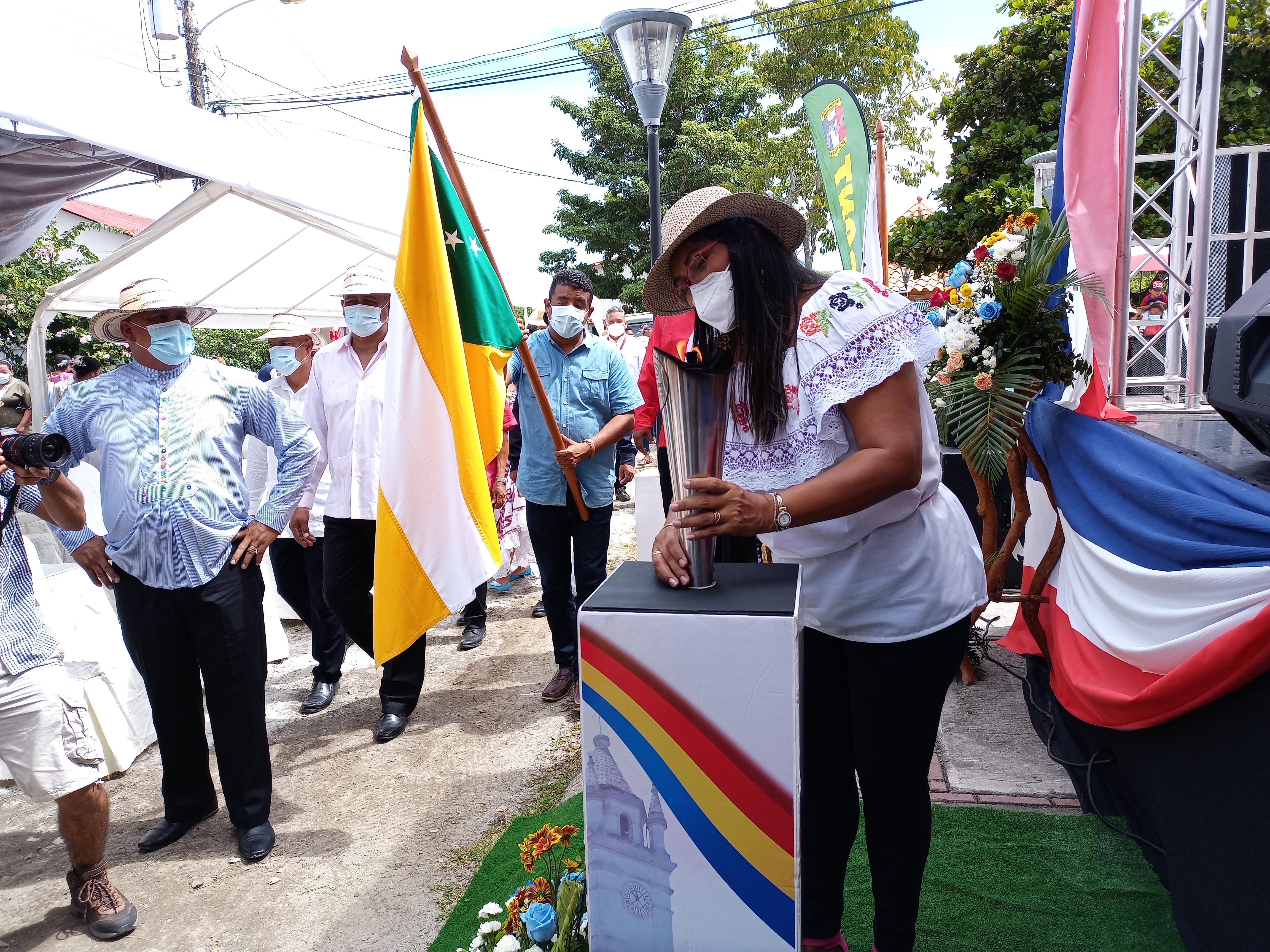 La antorcha del Bicenteranio de 18 pulgadas, tiene una flama que no representa peligro para quienes la manipulan y está acoplada sobre una estructura metálica de un metro de altura.