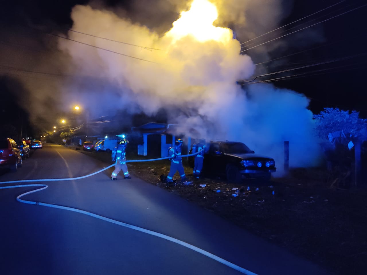 Se desconocen ls causas que provocaran que el auto estallara en llamas.