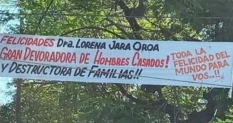 Lejos de indignarse, la mujer le dio un nuevo uso al letrero. Foto: tomada de la cuenta de Twitter @fortavat