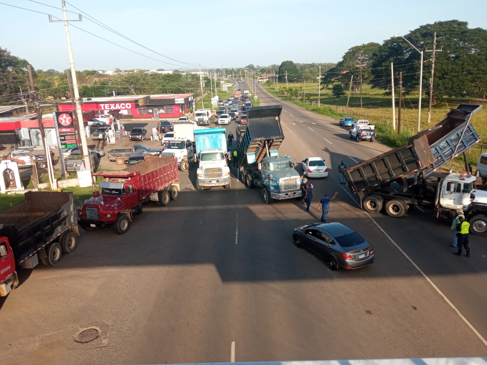 Por varias horas mantuvieron los cuatro paños de la vía cerrados.  (Fotos: Thays Domínguez)
