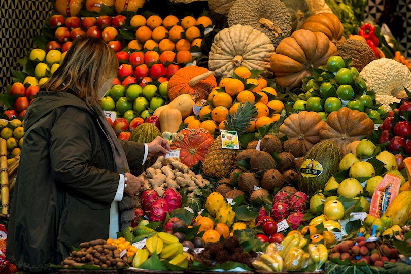 Imagen de archivo de una frutería en un mercado. EFE