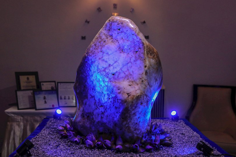 El raro corindón azul fue hallado en una excavación hecha hace aproximadamente seis meses en la localidad de Ratnapura, de la provincia de Sabaragamuwa, conocida como la "Ciudad de las gemas". EFE