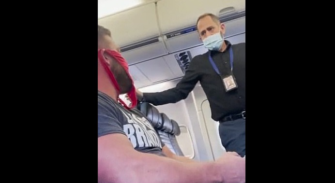 El viajero dijo que usó la tanga para mostrar públicamente su descontento con la obligatoriedad del uso de mascarillas