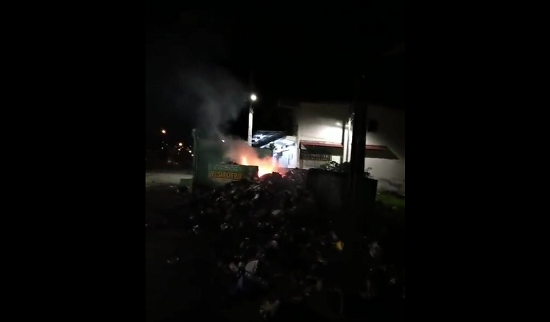 El humo tóxico afecta a las familias que viven cerca del lugar.