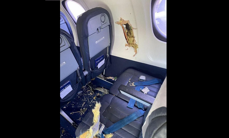 El impacto rompió una parte de la hélice y la hizo atravesar la cabina de pasajeros. Foto: Infobae