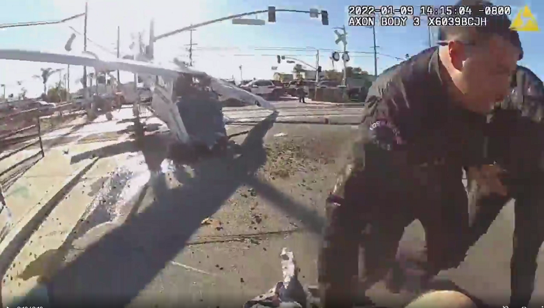 El incidente ocurrió este domingo cuando una pequeña aeronave se estrelló justo sobre el ferrocarril cerca al Aeropuerto Whiteman.