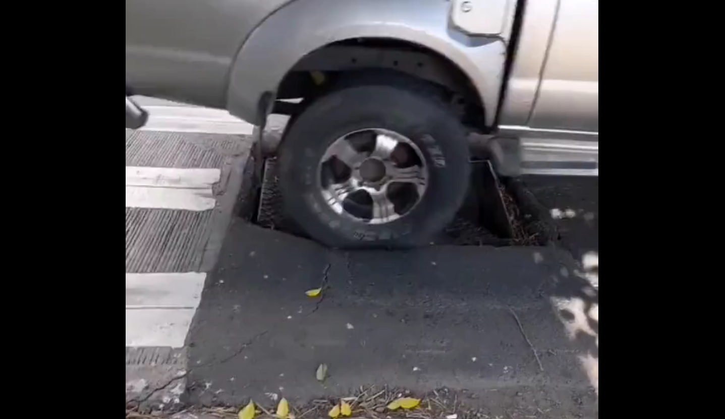 Denunciantes solicitan al MOP que repare la tapa de la alcantarilla.