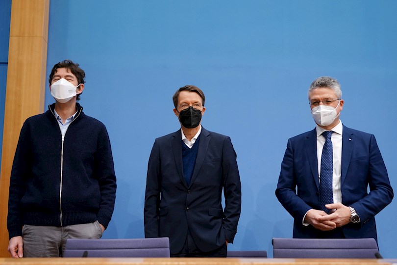 En la imagen aparece el  virólogo alemán Christian Drosten (izq). EFE