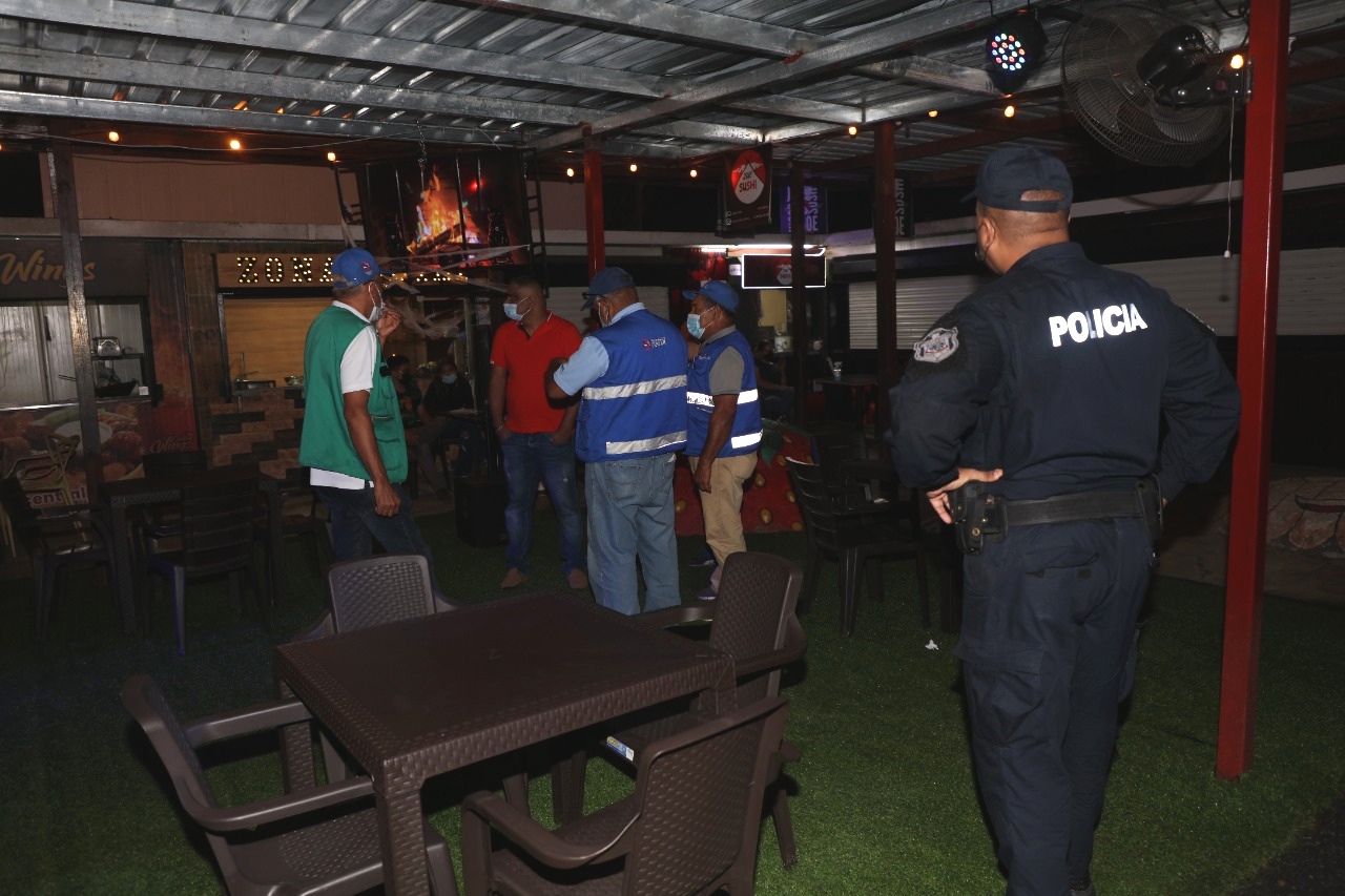 Queda prohibido la realización de bailes, presentaciones artísticas, cantaderas, discotecas, cumpleaños, bodas, hierras , galleras, actividades religiosas y culturales, entre otras que se realicen en casas, hoteles, y locales transitorios.