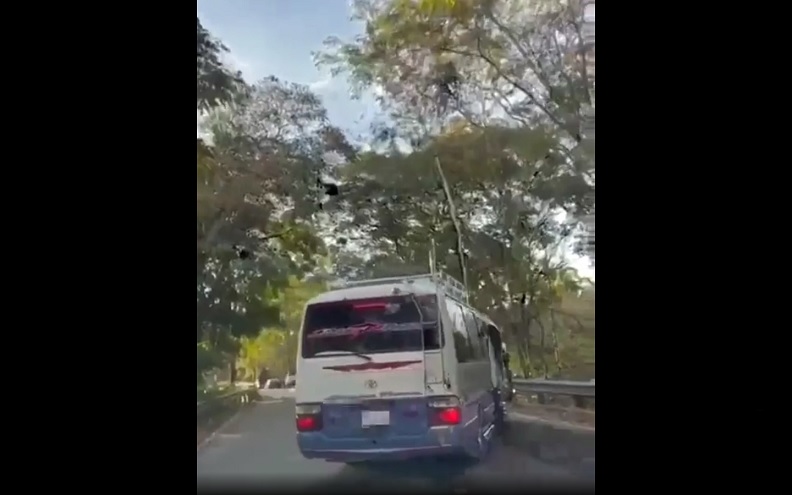 Conductores se cruzan la doble línea.