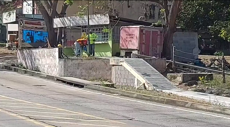 Les preocupa que incluso, adultos mayores pudieran resbalar, caer y terminar lesionados.