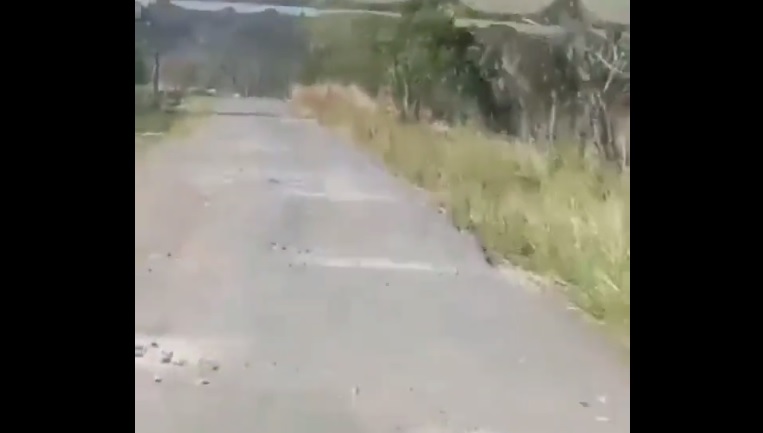 La vía esta toda llena de huecos.