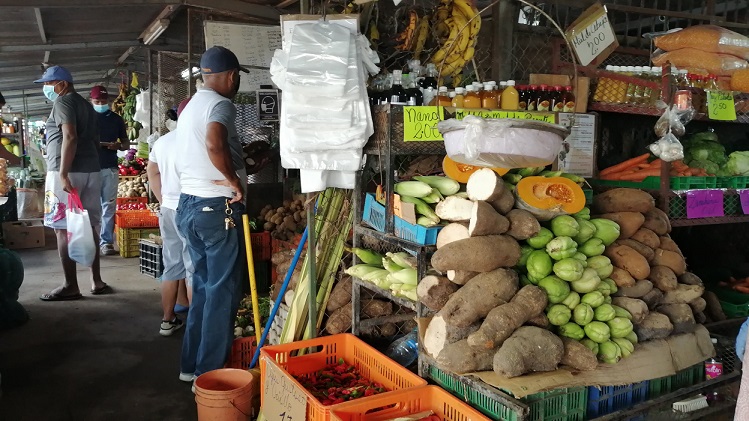 Vendedores del mercado de abastos provisional de La Chorrera.