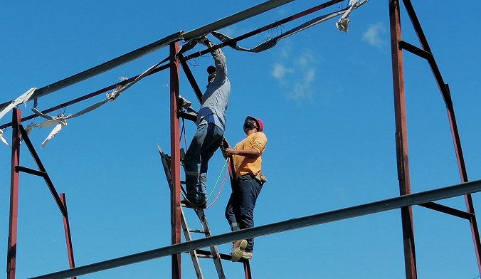La normativa establece que las vallas y letreros publicitarios deben estar instalados en predios privados para evitar obstruir la visión de los conductores.
