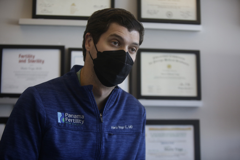 En la imagen aparece el médico Mario Vega Croker . EFE