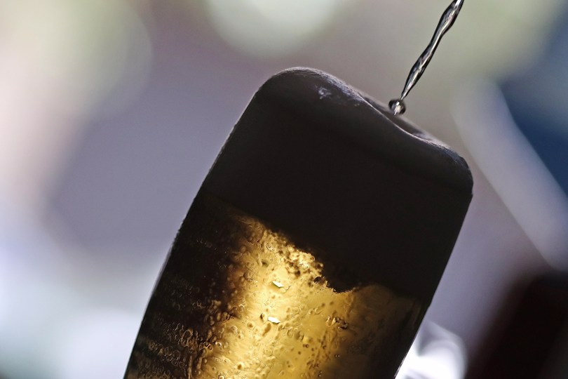 Un vaso de cerveza en foto de archivo. EFE