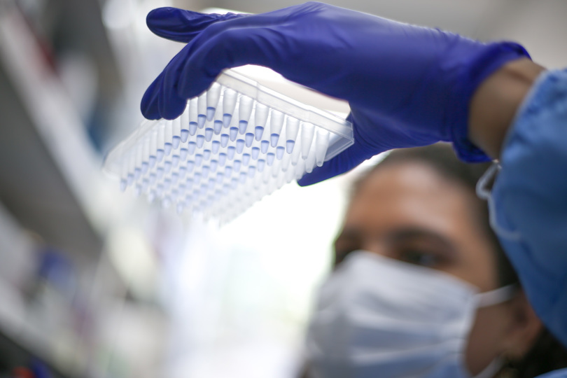 Imagen de archivo de una investigadora observa muestras en un laboratorio de enfermedades virales en Río de Janeiro, Brasil. EFE