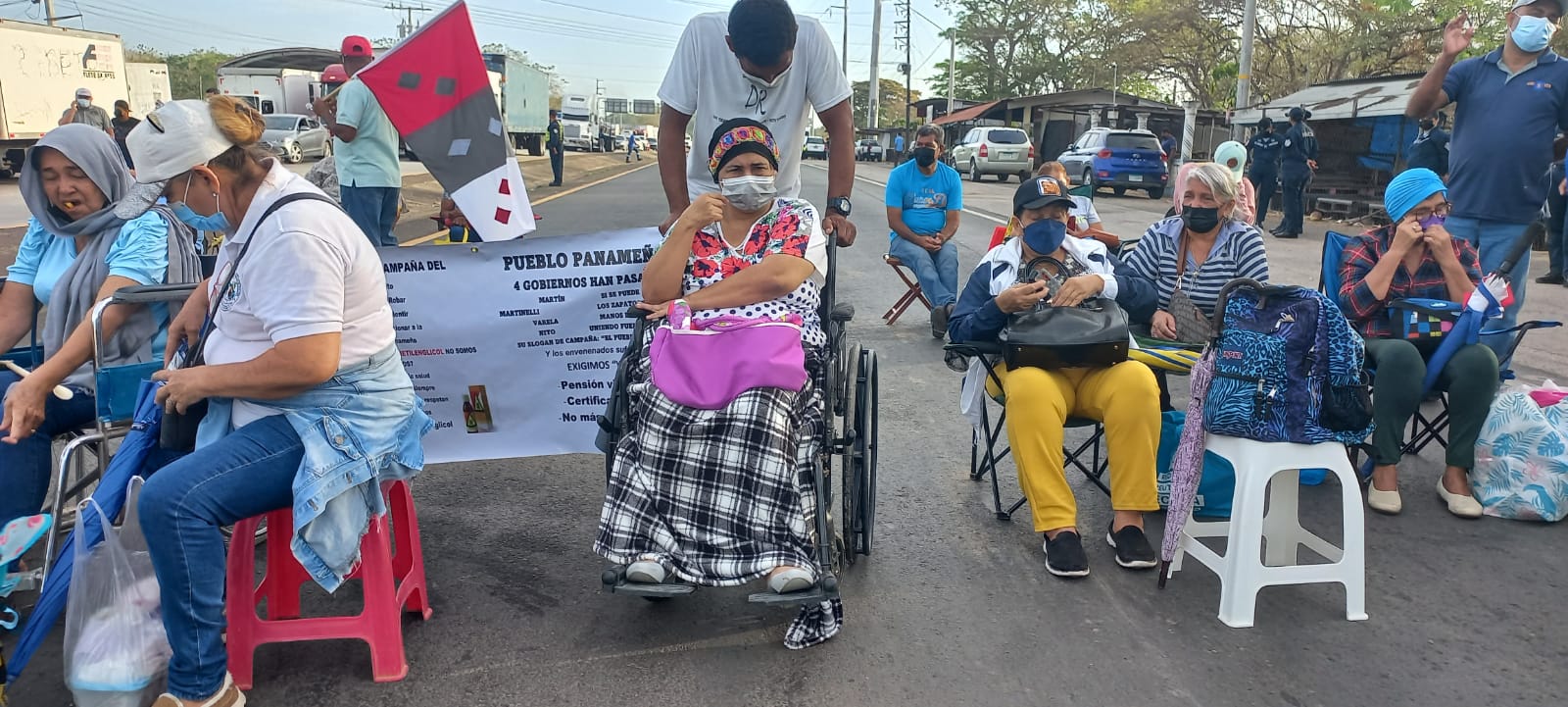 "Estamos dispuestos a quedarnos aquí hasta mañana si es necesario", indicó la dirigente, quien manifestó que esperan reunirse con el presidente de la República.