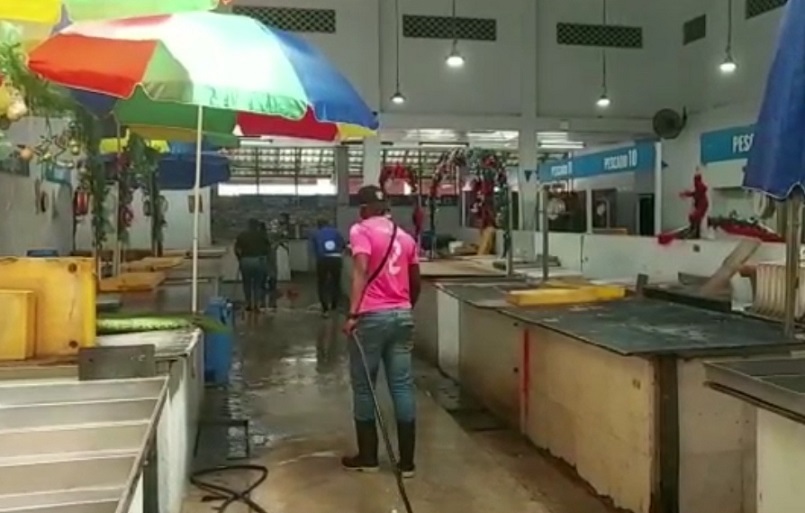 Vista general de los trabajos de limpieza en el Mercado Público de Colón.