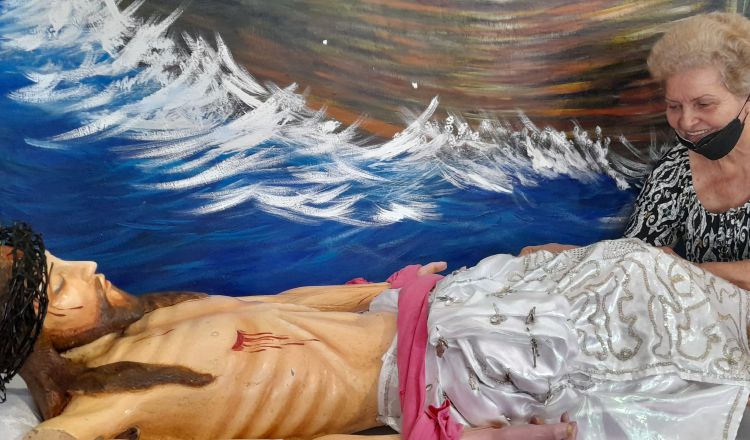 La pintora Diana Brugiati, además de la catedral ha efectuado trabajos en la Capilla de San Carlitos, la Iglesia del Carmen,, en la capilla de San Damián, entre otras.  FOTO/JOSÉ VÁSQUEZ