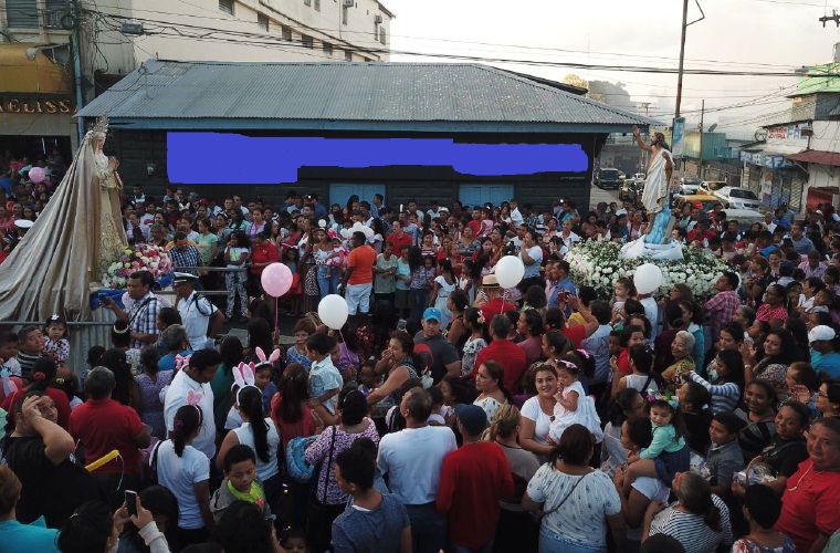La Carrera de los Santos, es parte de la procesión del Domingo de Resurrección o Procesión del Encuentro, es una tradición a parroquia San Francisco de Paula. FOTO/ERIC MONTENEGRO