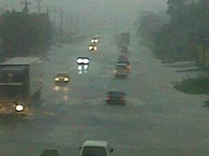 El agua se desbordó y sobre paso la carretera Panamá Colón, donde incluso llegó a varias viviendas en la comunidad de Villa Guadalupe