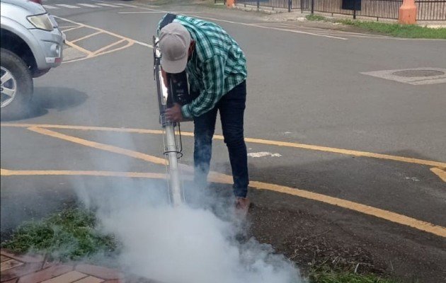 Las autoridades solicitan a la población mantener los predios de las viviendas limpios.