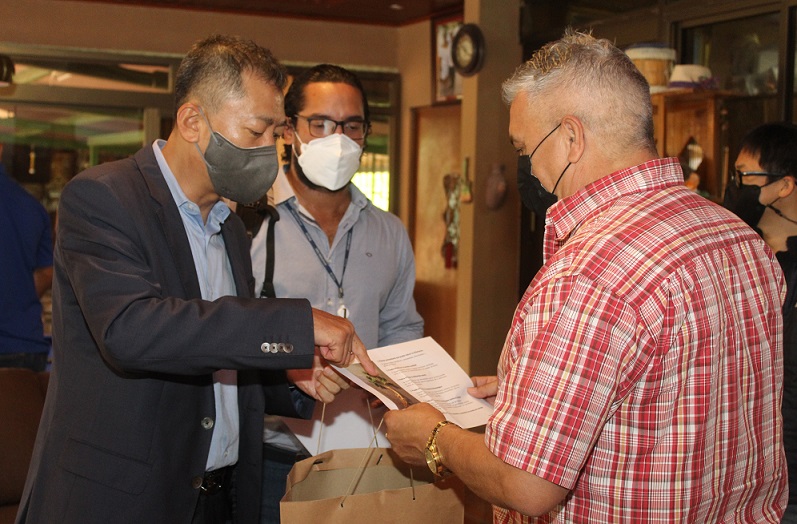 Director del proyecto en Panamá Metro Línea tres, Amatore Youn Ho Kim  y  alcalde de La Chorrera, Tomás Velásquez.