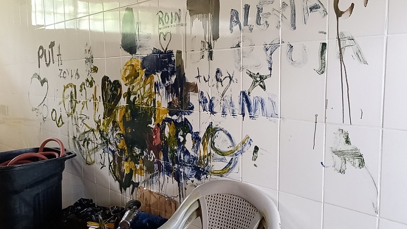Las paredes de la escuela, al igual que dentro de los baños sanitarios, han sido rayadas con mensajes y grafitis obscenos.
