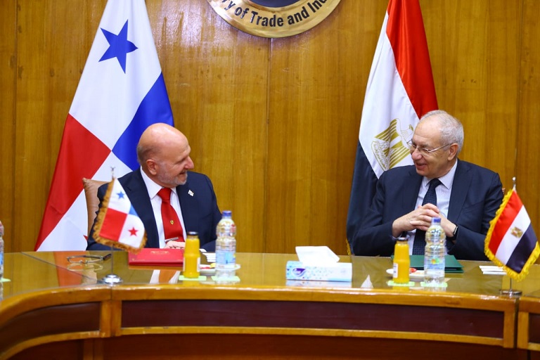 Giovanni Ferrari de Zolicol (izq) y Yehia Zaki (der) de la Zona Económica del Canal de Suez.