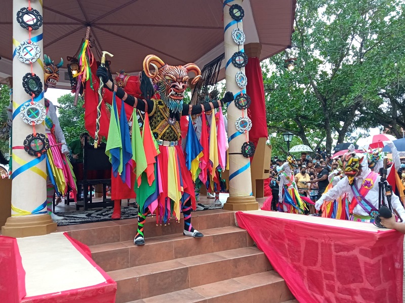 El Cuarteo del Sol inició con la salida del personaje de la diabla.