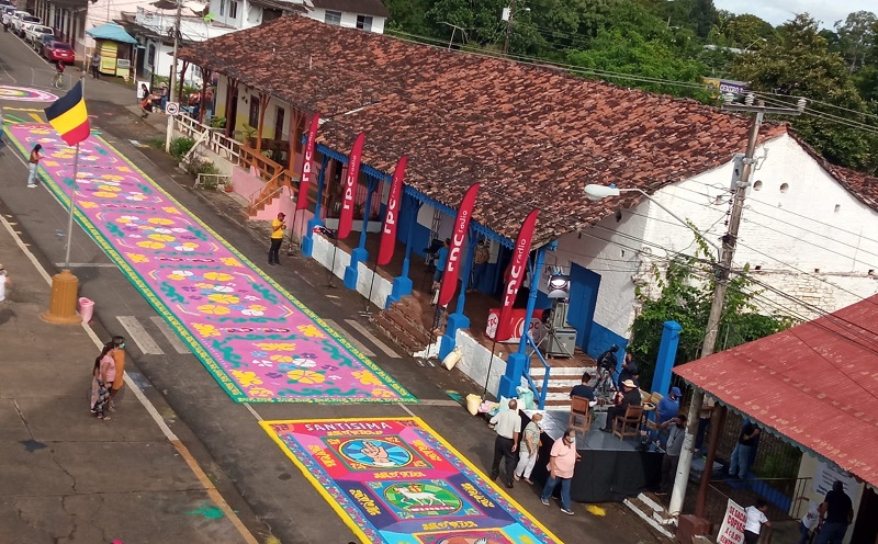 Las coloridas alfombras, con motivos religiosos, se realizan para que sobre ellas pase la procesión del Santísimo Sacramento.
