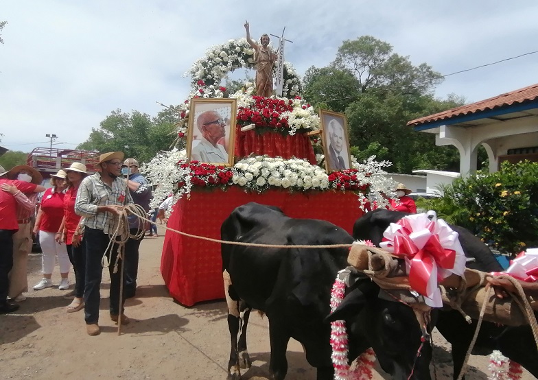 Partiendo del puerto El Agallito, la imagen del santo realizó el recorrido tradicional hasta la Catedral de San Juan Bautista.