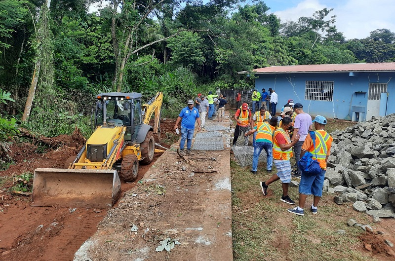En la barriada Bambú se está construyendo una muralla de gaviones.