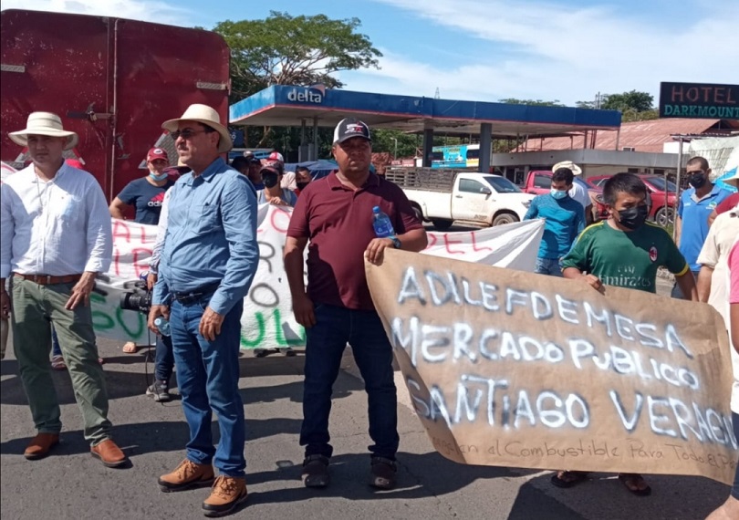 En Divisa, productores y conductores de camiones de carga agrícola que mantenían cerrada una vía en dirección a Aguadulce.