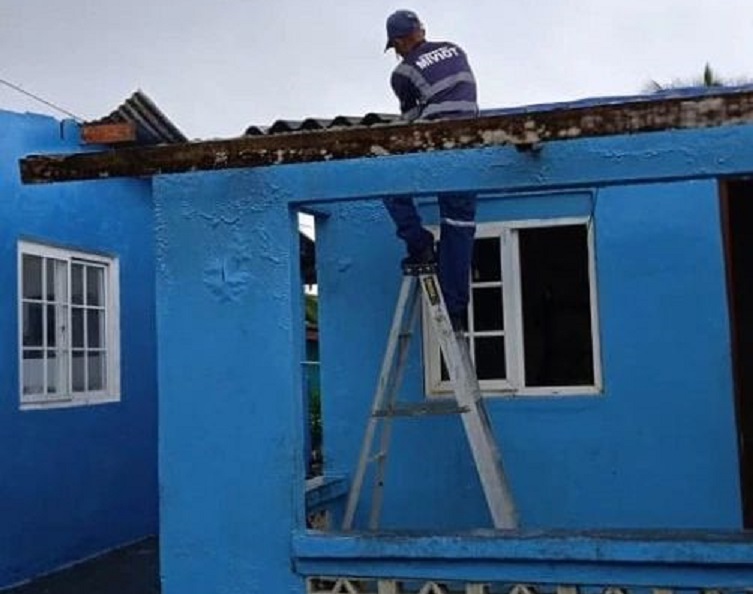 Para arreglar las viviendas se contó con donaciones de hojas de zinc.
