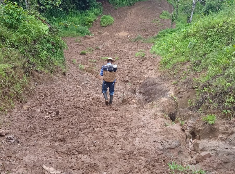 Las intensas lluvias que caen en la zona  han deteriorado aún más los caminos.