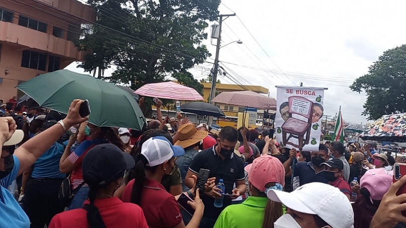Durante la marcha los educadores coreaban consignas en contra del Gobierno.