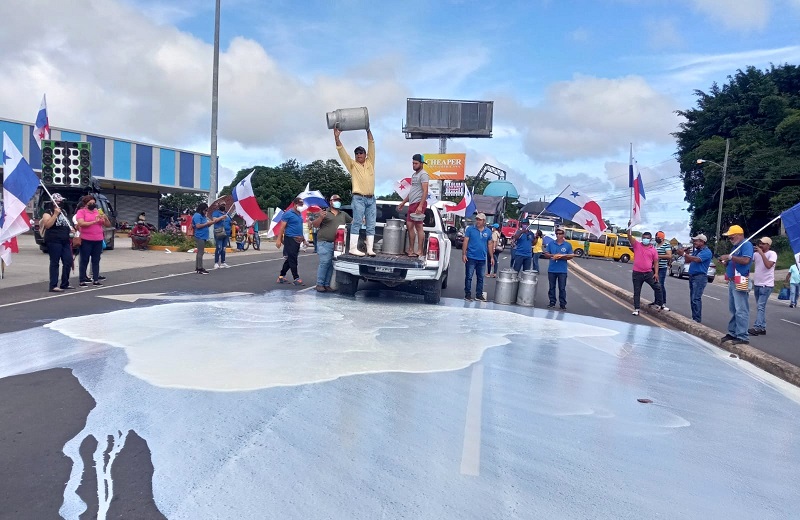En el cruce hacia Pesé, más de 500 litros de leche dañada fueron esparcidos en la vía por un productor molesto.