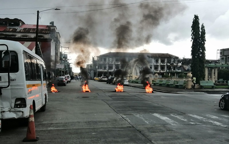 Incendiaron llantas en los predios del parque 5 de Noviembre.
