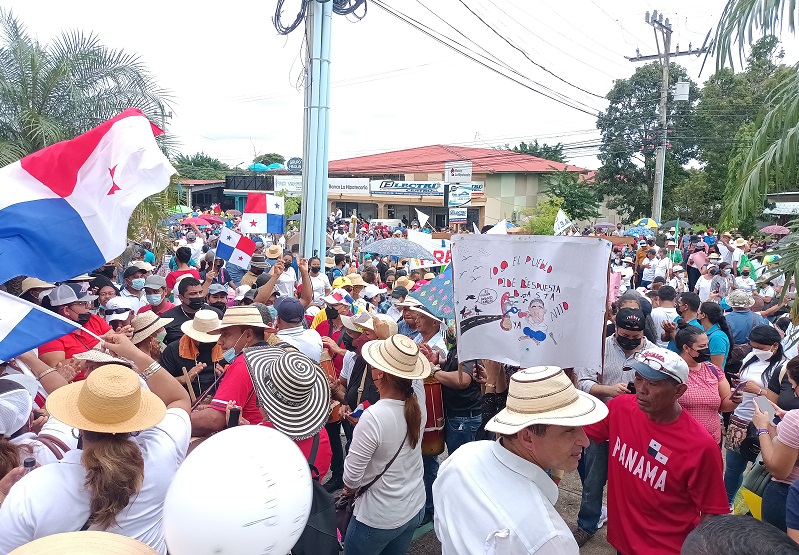 Centenares de educadores se concentraron en la mañana y tarde del miércoles en la capital veragüense.