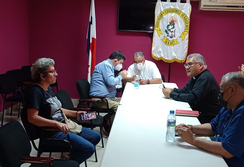 Representantes de la iglesia se reúnen con comitiva de la AEVE.