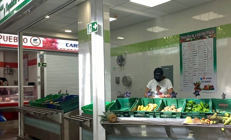 Dos camiones llegaron cargados de mercancía como zanahorias, apio, cebolla, lechuga, repollo, remolacha y papas.