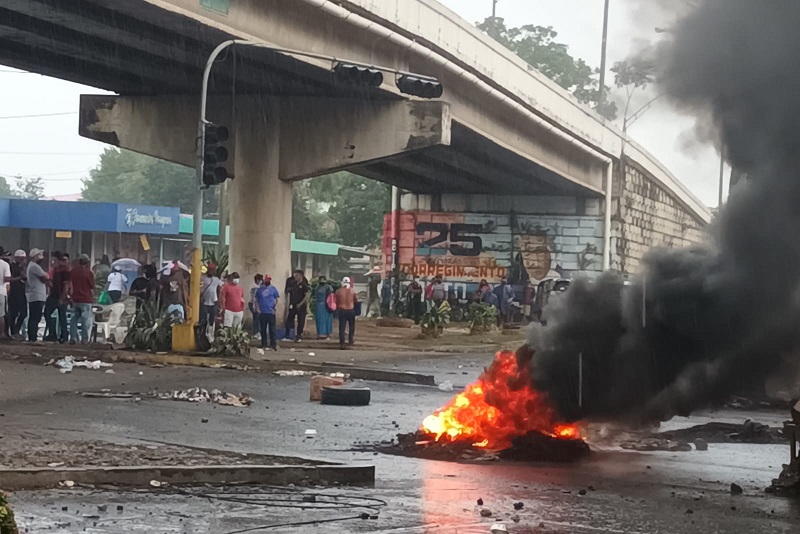 Cierre a la altura de calle décima Santiago se mantiene. Foto: Melquiades Vásquez