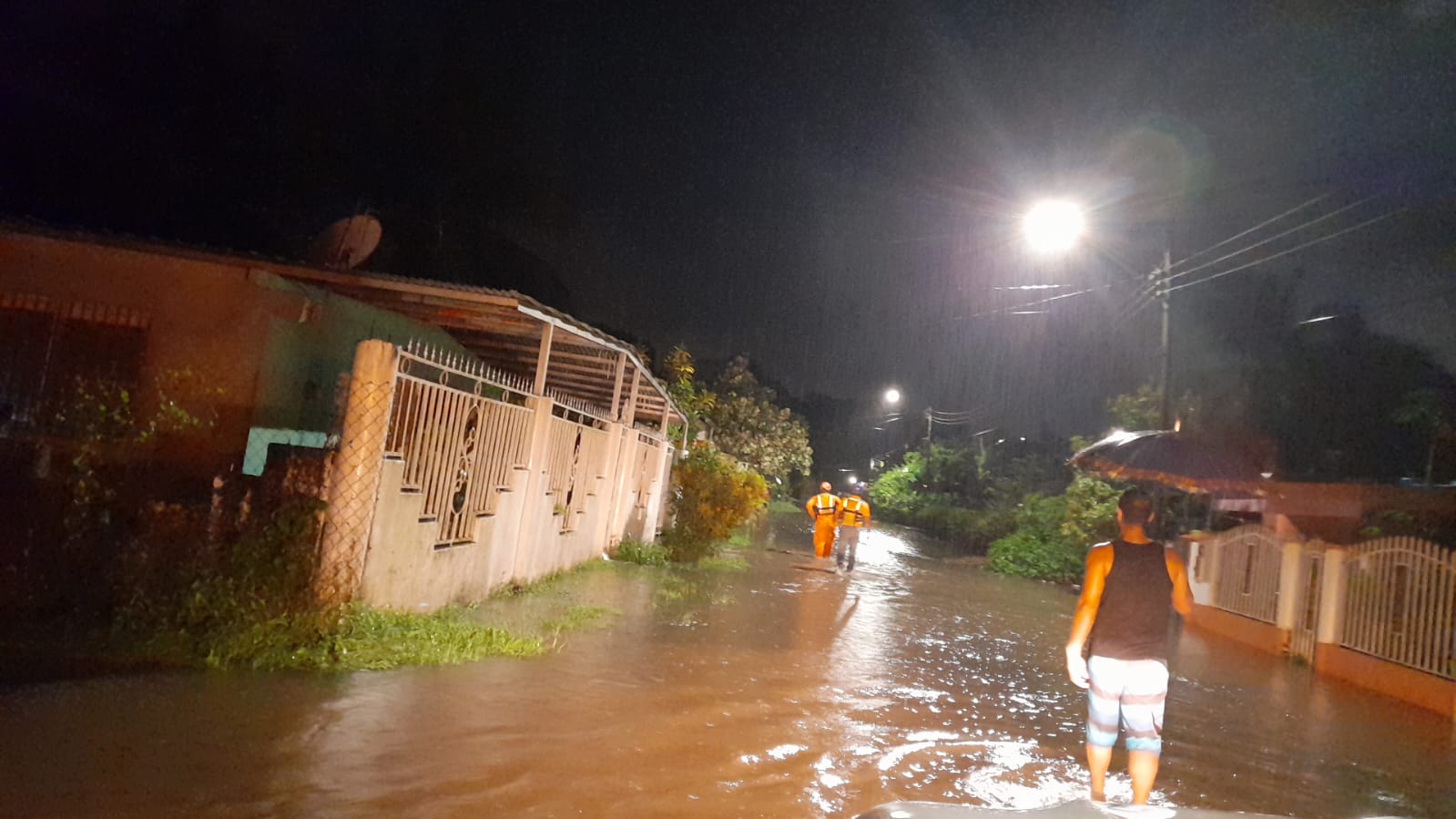 El reporte del Sistema Nacional de Protección Civil da a conocer  afectaciones en unas 38 viviendas aproximadamente, en los corregimientos de David Cabecera, San Pablo Viejo y el  Tejar en el distrito de Alanje.