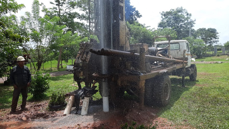 El Mida aporta la perforadora y el productor los materiales. 