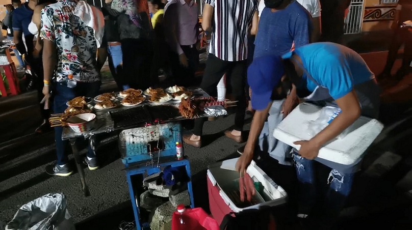 Los propietarios de estos locales de venta fueron citados.