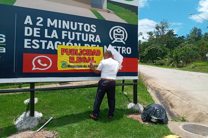 Se da la oportunidad a las empresas para que procedan a retirar las vallas o de lo contrario el municipio procede a su remoción y sanción.