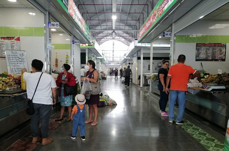 Locales en el Merca Chitré.