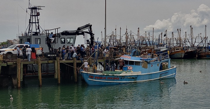 La embarcación de bandera colombiana estaba realizando pesca ilegal cerca de Isla Coiba.
